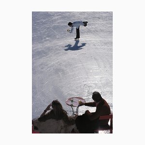 Slim Aarons, Skating Kellner, Mitte des 20. Jahrhunderts / 2022, Digitaler Fotodruck