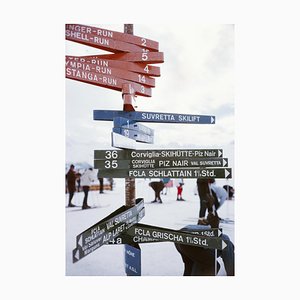 Slim Aarons, panneau indicateur à St Moritz, milieu du 20e siècle / 2022, impression numérique photographique