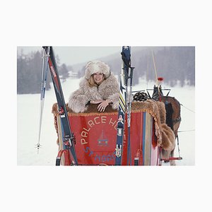 Slim Aarons, Skifahren in St. Moritz, Mitte des 20. Jahrhunderts / 2022, Digitaler Fotodruck