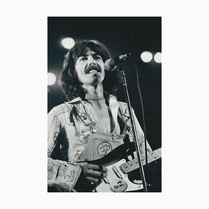 Henry Grossman, George Harrison on Stage, Photographie Noir et Blanc, 25,3 X 16,6 Cm 1970