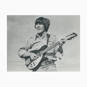 Henry Grossman, George Harrison, Gitarre, Schwarzweiß Fotografie, 1970er, 17,2 X 22,8 cm 1970er