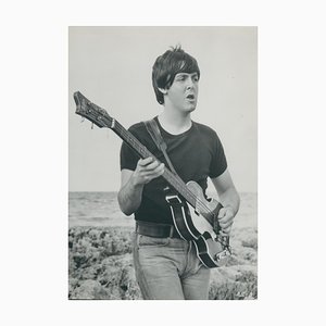 Henry Grossman, Paul Mccartney, guitarra, fotografía en blanco y negro 24 X 16.7 cm 1970, años 70, madera