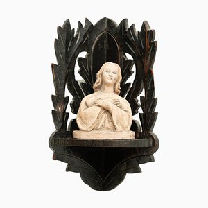 Figura de la Virgen tradicional de yeso en un altar de madera, años 50