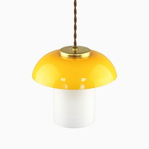 Lámpara colgante Mushroom Mid-Century de vidrio amarillo y latón