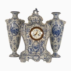 Antike Rokoko Delft Vasen und Pendeluhr, 3er Set