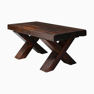 Mesa de comedor rústica brutalista de madera oscura con patas en forma de X, años 40