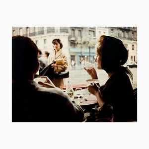 Peter Cornelius, Paris a Colour: Paris Café, 1956-1961 / 2023, Stampa a pigmenti d'archivio
