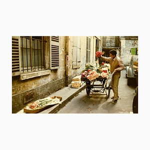 Peter Cornelius, Paris in Color: Parisian Flower Seller, 1956-1961 / 2023, Grand tirage pigmentaire d'archives