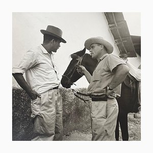 Hanna Seidel, granjera colombiana con caballo, fotografía en blanco y negro, años 60