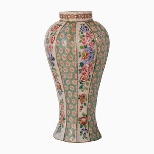 Antike geblümte Vase aus Hartpaste