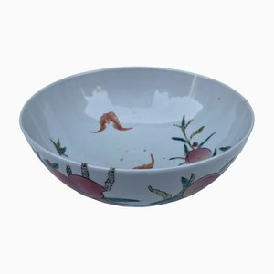 Fuente china de porcelana con decoración de frutas, finales del siglo XIX