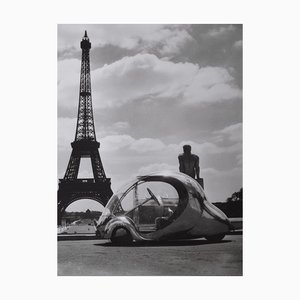 Robert Doisneau, Oeuf Électrique d'Arzens devant la Tour Eiffel, 1980, Impression Gélatino-Argent