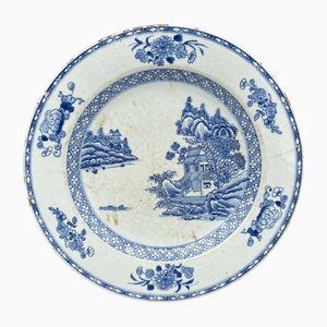 Plato chino de porcelana azul y blanca con motivo de pagoda, siglo XVIII
