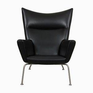 Sillón de orejas clásico de cuero negro de Hans J. Wegner para Carl Hansen & Søn, años 90