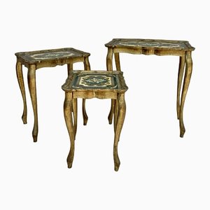 Tavolini ad incastro neoclassici in legno dorato, Italia, anni '60, set di 3