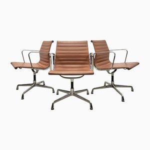 Cognacfarbene EA107 Bürostühle aus Leder & Aluminium von Charles & Ray Eames für Vitra, 1990er, 8er Set