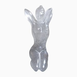 Estatuilla francesa de pasta de vidrio de mujer estirada
