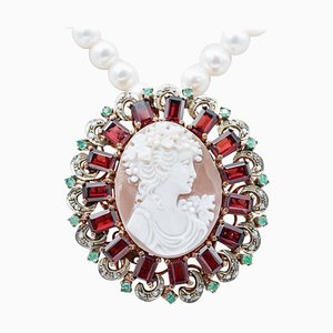 Collar con colgante de oro rosa y plata con camafeo, granates, esmeraldas, diamantes y perlas, años 60