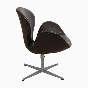 Vintage Swan Chair in Patinated Brown Leather by Arne Jacobsen for Fritz Hansen, 1960s