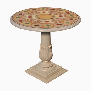 Tavolo rotondo in marmo color crema con base in legno intagliato di Gueridon Scagliola per Cupioli Living