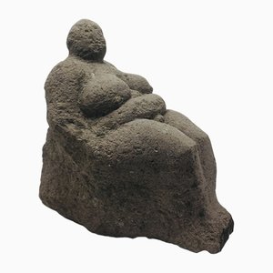 Ferenc Gyurcsek, mujer desnuda sentada, años 70, Stone