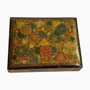 Caja china con decoración floral, década de 1800