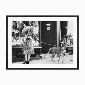 Woman with Cheetah, 21st Century, Fotografie-Druck, Gerahmt