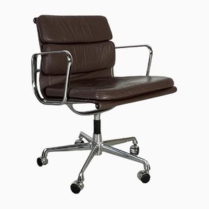 Soft Pad Group Stuhl aus braunem Leder von Charles und Ray Eames für Herman Miller, 1960er