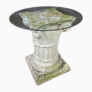 Mesa de centro de columna griega de yeso desgastado con tablero de vidrio