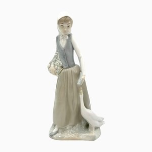Statuetta in porcellana di donna con oca di Nao Lladro, Spagna, anni '70
