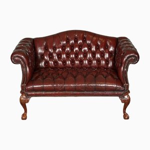 Regency Chesterfield handgefärbtes burgunderrotes Kamelrücken-Sofa mit Knopfleiste