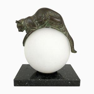 Französische Skulpturale Französische Equilibre Tischlampe mit Katze auf Glaskugel von Gaillard für Max Le Verrier, 2022