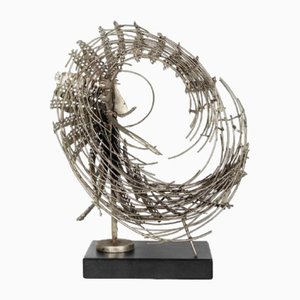 Escultura de Lorenzo Serval, Free Form, hierro y cuero