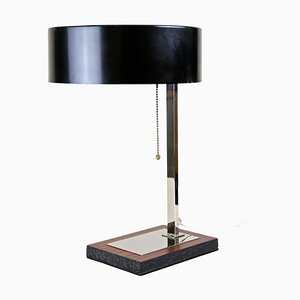 Lámpara de mesa Mid-Century cromada con pantalla de metal negro, años 50