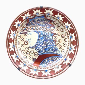 Plato iridiscente con decoración de caballero de cerámica, década de 1900