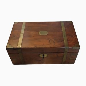 Caja de escritorio antigua inglesa de nogal y latón con compartimento secreto