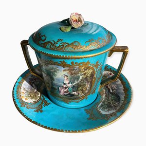Taza grande cubierta y platillo hondo de porcelana de Sevres, siglo XIX. Juego de 3