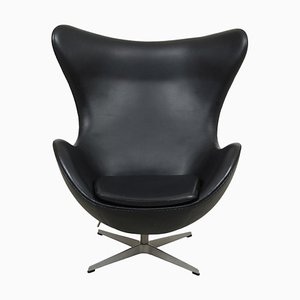 Egg chair in pelle nera di Arne Jacobsen per Fritz Hansen, inizio XXI secolo
