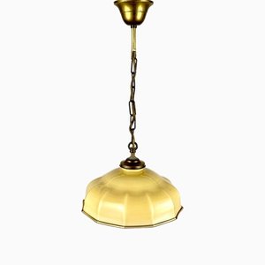 Lámpara colgante de vidrio amarillo con detalles de latón, años 60