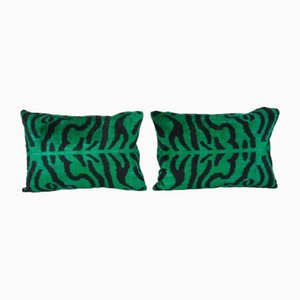 Fundas de cojín Tiger Ikat de terciopelo verde y seda hechas a mano, década del 2010. Juego de 2