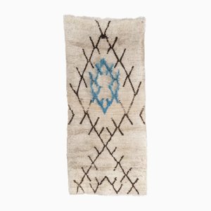 Monochromer Vintage Berber Azilal Teppich mit grafischem Muster