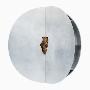 Mobiletto rotondo in alluminio ossidato e cerato con pietra di Pierre De Valck