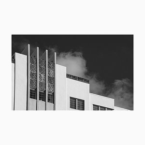 Dreißiger Jahre Gebäude mit Himmel, Miami Beach, 2022, Giclée-Druck
