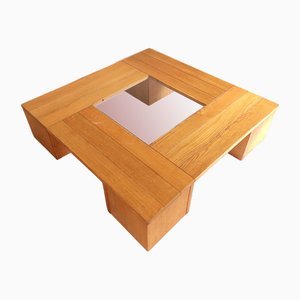 Mesa de centro grande de madera con asientos cúbicos. Juego de 5