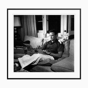Stampa a pigmenti in bianco e nero di Brando at Home, 1956 / 2022