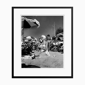 Grace Kelly on the Beach, 1955/2022, Archivdruck in Schwarz und Weiß