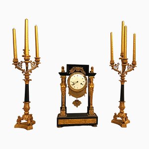 Reloj de péndulo francés con candelabros de bronce dorado. Juego de 3