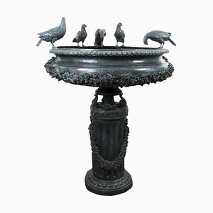 Fuente de jardín grande con urna de bronce, siglo XX