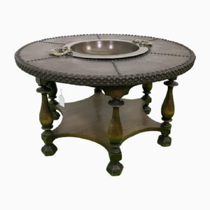 Mesa para fumadores o mesa de centro con cuenco de metal y estructura de madera