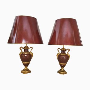 Lámparas de mesa francesas de bronce dorado y rojo con pantallas metálicas. Juego de 2